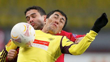 Brust raus. Odil Ahmedow von Anschi Machatschkala konnte nach dem Sieg im Hinspiel gegen Hannover (im Bild Manuel Schmiedebach) bald wieder lächeln.