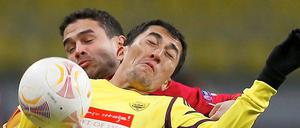 Brust raus. Odil Ahmedow von Anschi Machatschkala konnte nach dem Sieg im Hinspiel gegen Hannover (im Bild Manuel Schmiedebach) bald wieder lächeln.