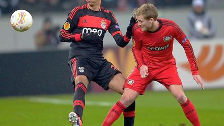Durchpusten. Benficas Andre Almeida (l.) muss nichts befürchten, auch dieser Abschluss von André Schürrle ist erfolglos.