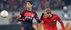 Durchpusten. Benficas Andre Almeida (l.) muss nichts befürchten, auch dieser Abschluss von André Schürrle ist erfolglos.