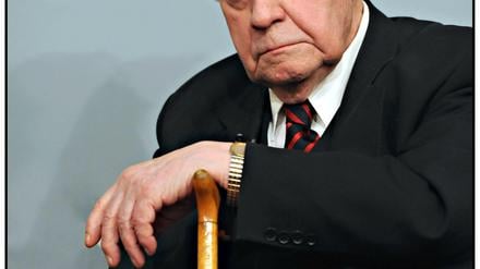 Schönen Gruß aus Hamburg. Alt-Kanzler Helmut Schmidt hat Berlin scharf kritisiert. Was er von den Schloss-Plänen hält? „Fragen Sie doch mal die Menschen in Gelsenkirchen oder Magdeburg, was denen daran liegt.“