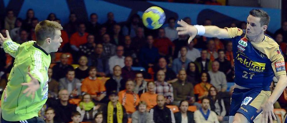 Rein damit. Berlins Ivan Nincevic erzielt einen seiner insgesamt neun Treffer.