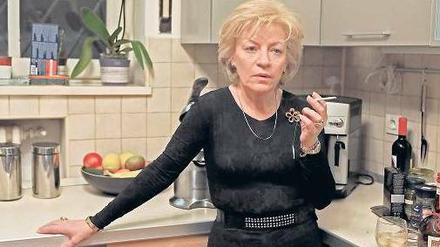 Kämpferin. Cornelia (Luminita Gheorghiu) will ihren Sohn vor Strafe schützen.