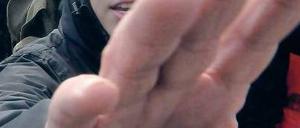 Sie werden mehr. Die Zahl der Neonazis in Brandenburg, hier Bilder einer Neonazi-Kundgebung in Lübben, steigt an. Und auch ihre Gewaltbereitschaft wächst. Foto: ddp