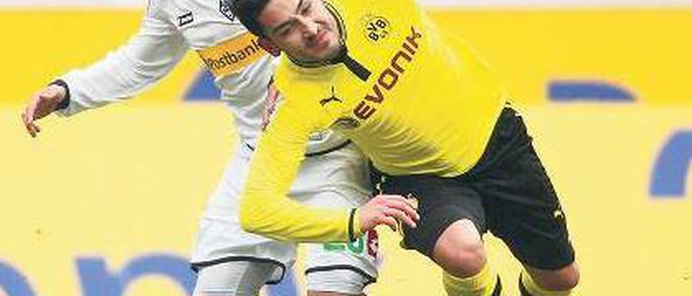 Dortmunder im leichten Fall. Ilkay Gündogan (vorn) und die Dortmunder hatten wenig Spaß mit Amin Younes (rechts), der den Ausgleich für die Mönchengladbacher erzielte. Foto: Reuters