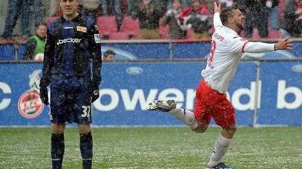 Ein trübes Spiel für Union. Kölns Maierhofer (r) freut sich über sein Tor zum 2:0, der Berliner Adam Nemec ist bedient. 