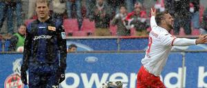 Ein trübes Spiel für Union. Kölns Maierhofer (r) freut sich über sein Tor zum 2:0, der Berliner Adam Nemec ist bedient.