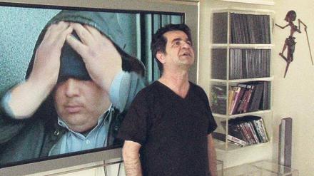 Mit Smartphone und Digikamera. Schon 2011 drehte Jafar Panahi trotz Berufsverbot und realisierte „This is not a Film“ in seinem Wohnzimmer. Koregisseur Mirtahmasb wurde kurz darauf inhaftiert.