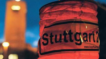 Schlusslicht? Einst wurde mit roten Laternen gegen den Bahnhofsumbau protestiert, nun drohen rote Zahlen. Das könnte das Projekt kippen. Foto: Daniel Maurer/dapd