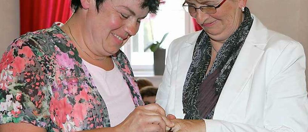Zwei Frauen gehen im Konstanzer Standesamt die "eingetragene Lebenspartnerschaft" ein: "Die volle Akzeptanz der Homosexuellen ist inzwischen mehrheitsfähig"