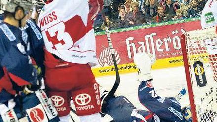 Fast noch ein Treffer. Der Kölner Alexander Weiss (Mitte) jubelt nach einem Tor, das jedoch nicht gewertet wurde. Die Eisbären verloren trotzdem. Foto: dpa