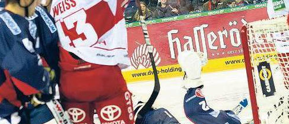 Fast noch ein Treffer. Der Kölner Alexander Weiss (Mitte) jubelt nach einem Tor, das jedoch nicht gewertet wurde. Die Eisbären verloren trotzdem. Foto: dpa