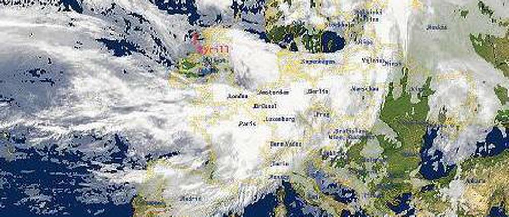 Da braut sich was zusammen. Das Satellitenfoto zeigt das Herannahen des Orkantiefs „Kyrill“ am 18. Januar 2007 um zehn Uhr. Für den Nachmittag wurde „Kyrills“ Ankunft über Deutschland erwartet. Auf dieser Aufnahme ist der Sturm noch über Schottland. Foto: p-a/dpa