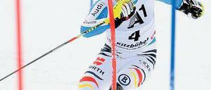 Stabile Seitenlage. Felix Neureuther hat in diesem Winter schon so viel Erfolg im Weltcup gehabt, dass nun auch eine WM-Medaille von ihm erwartet wird. Foto: dpa