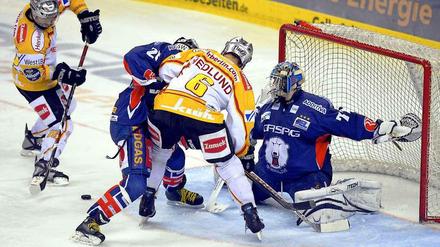 Rückblick: Ryan Caldwell (l.) im Trikot der Düsseldorfer EG am 09.04.2009 im Duell mit Eisbären-Torwart Berliners Rob Zepp (r.).