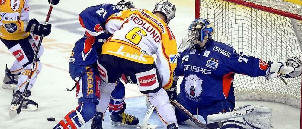 Rückblick: Ryan Caldwell (l.) im Trikot der Düsseldorfer EG am 09.04.2009 im Duell mit Eisbären-Torwart Berliners Rob Zepp (r.).