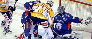 Rückblick: Ryan Caldwell (l.) im Trikot der Düsseldorfer EG am 09.04.2009 im Duell mit Eisbären-Torwart Berliners Rob Zepp (r.).