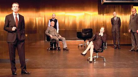 Ein Bunker für Chefs. Sie müssen einpacken - und wollen auspacken. Investmentbanker unter sich, mit Ulrich Matthes (vorn links) und Susanne-Marie Wrage.