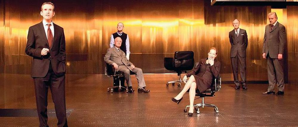 Ein Bunker für Chefs. Sie müssen einpacken - und wollen auspacken. Investmentbanker unter sich, mit Ulrich Matthes (vorn links) und Susanne-Marie Wrage.