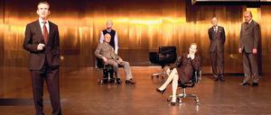 Ein Bunker für Chefs. Sie müssen einpacken - und wollen auspacken. Investmentbanker unter sich, mit Ulrich Matthes (vorn links) und Susanne-Marie Wrage.