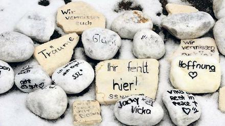 Ein Jahr nach dem Amoklauf schrieben die Trauernden ihre Gedanken auf Steine.