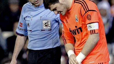 Iker Casillas hält sich im Pokalspiel gegen Valencia seinen verletzten Daumen.
