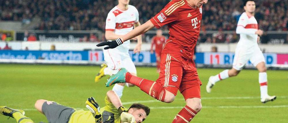 Um Ulreich herum. Münchens Mario Mandzukics (Zweiter von rechts) profitiert von einem fatalen Fehlpass in der Stuttgarter Abwehr, umkurvt den VfB-Torwart und erzielt das 1:0, sein zwölftes Saisontor. Foto: dpa