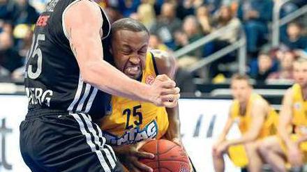Aus dem Weg geräumt. Albas Je’Kel Foster (rechts) lässt Bamberg keine Chance.Foto: dpa