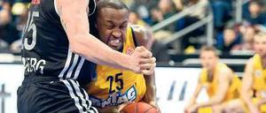 Aus dem Weg geräumt. Albas Je’Kel Foster (rechts) lässt Bamberg keine Chance.Foto: dpa