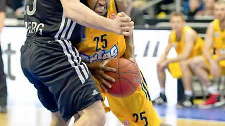 Aus dem Weg geräumt. Albas Je’Kel Foster (rechts) lässt Bamberg keine Chance.