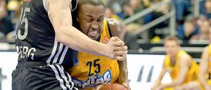 Aus dem Weg geräumt. Albas Je’Kel Foster (rechts) lässt Bamberg keine Chance.