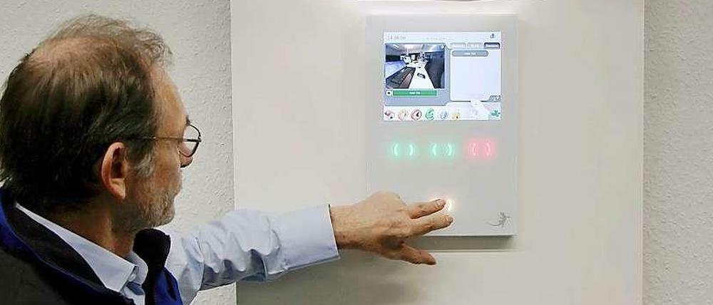 Mit wenigen Tasten lässt sich im „Smart Home“ die Technik steuern.