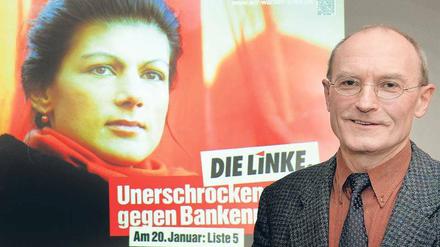 Spitzenkandidat Manfred Sohn vor einem Wahlplakat mit Sahra Wagenknecht