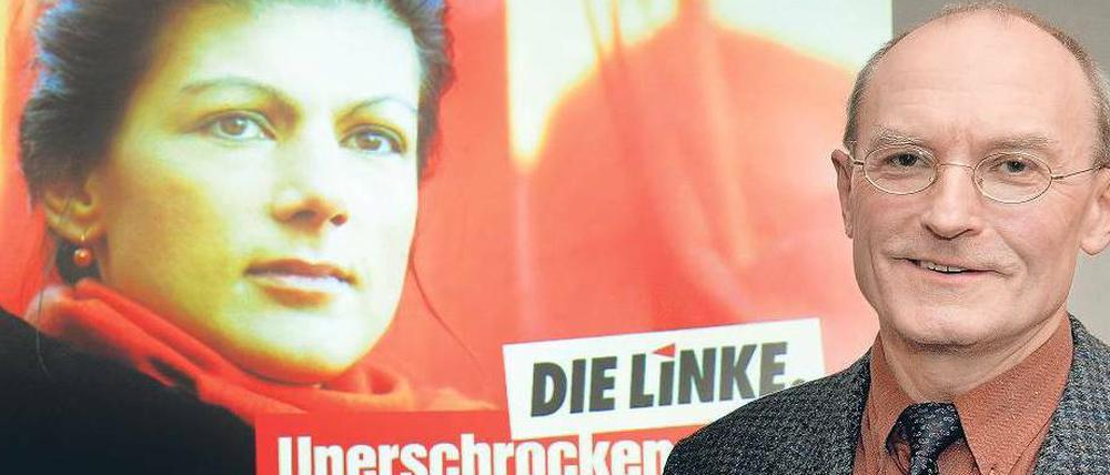 Spitzenkandidat Manfred Sohn vor einem Wahlplakat mit Sahra Wagenknecht