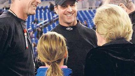 Großfamilientreffen. Jim (li.) und John Harbaugh (Mi.) mit Tochter und Eltern.