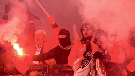 Abgebrannt. Zuschauer im Fanblock von Eintracht Frankfurt am Samstag beim Spiel in Leverkusen. 