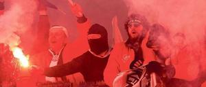 Abgebrannt. Zuschauer im Fanblock von Eintracht Frankfurt am Samstag beim Spiel in Leverkusen. 