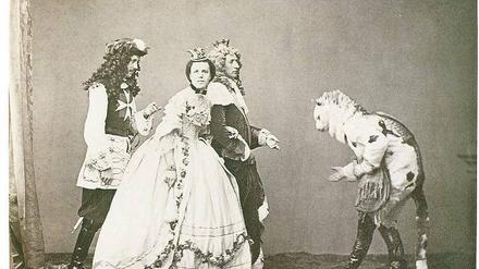 Der gestiefelte Kater danach. Die Erfindung der Fotografie eröffnet neue Möglichkeiten, die im Jahr 1862 der Münchener Maler Heinrich Lang mit Zeitgenossen bei einer Maskerade nutzt. 