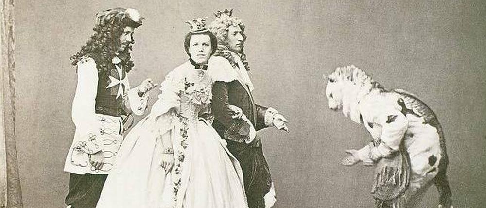 Der gestiefelte Kater danach. Die Erfindung der Fotografie eröffnet neue Möglichkeiten, die im Jahr 1862 der Münchener Maler Heinrich Lang mit Zeitgenossen bei einer Maskerade nutzt. 