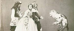 Der gestiefelte Kater danach. Die Erfindung der Fotografie eröffnet neue Möglichkeiten, die im Jahr 1862 der Münchener Maler Heinrich Lang mit Zeitgenossen bei einer Maskerade nutzt. 