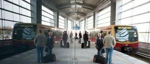 Am Ostkreuz hatte sich am Donnerstag eine Befestigungsschiene für den zur Reinigung der Scheiben angebrachten Arbeitskorb gelockert. Der löste sich und fiel auf einen Stahlbalken, der daraufhin abstürzte und in den Eingangsbereich des Zugangs am Markgrafendamm krachte.