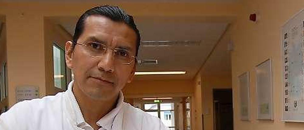 Ezequias Duran an seinem Arbeitsplatz im Berliner Krankenhaus Bethel Berlin.