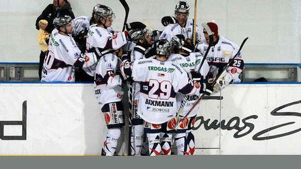 Freude über den späten Sieg: Die Eisbären taten sich in München sehr schwer.