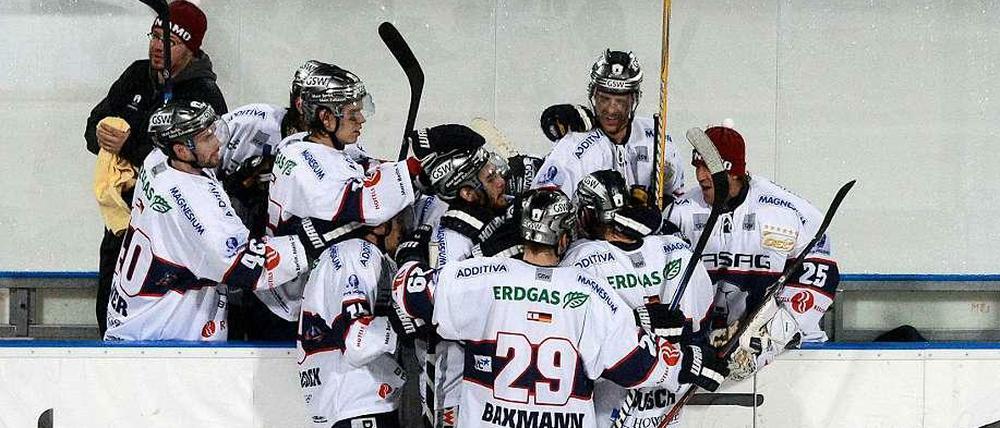 Freude über den späten Sieg: Die Eisbären taten sich in München sehr schwer.