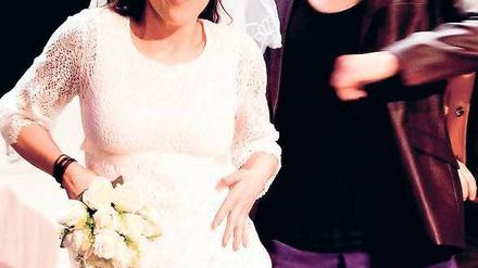 Dönerwetter. Ibo (Robert Neumann) und Titzi (Nina Reithmeier) wollen heiraten - ihre Eltern haben da noch ein paar Fragen.