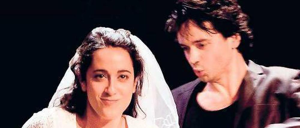 Dönerwetter. Ibo (Robert Neumann) und Titzi (Nina Reithmeier) wollen heiraten - ihre Eltern haben da noch ein paar Fragen.