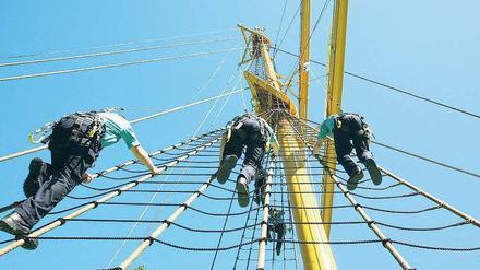 Kletterübungen. Offiziersanwärter trainieren an einem Mast auf dem Gelände der Marineschule Mürwik das Aufentern in die Takelage. Das Gerät wurde nach dem tödlichen Sturz einer Kadettin aus dem Mast der Gorch Fock angeschafft.
