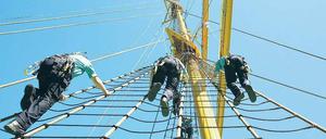 Kletterübungen. Offiziersanwärter trainieren an einem Mast auf dem Gelände der Marineschule Mürwik das Aufentern in die Takelage. Das Gerät wurde nach dem tödlichen Sturz einer Kadettin aus dem Mast der Gorch Fock angeschafft. 
