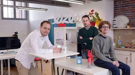 Druckreif. Sascha Kellert, Frederic Haitz und Marian Zange (von links) zeigen ihre App im März auf der Cebit. 