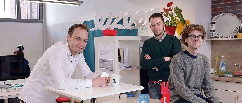 Druckreif. Sascha Kellert, Frederic Haitz und Marian Zange (von links) zeigen ihre App im März auf der Cebit. 